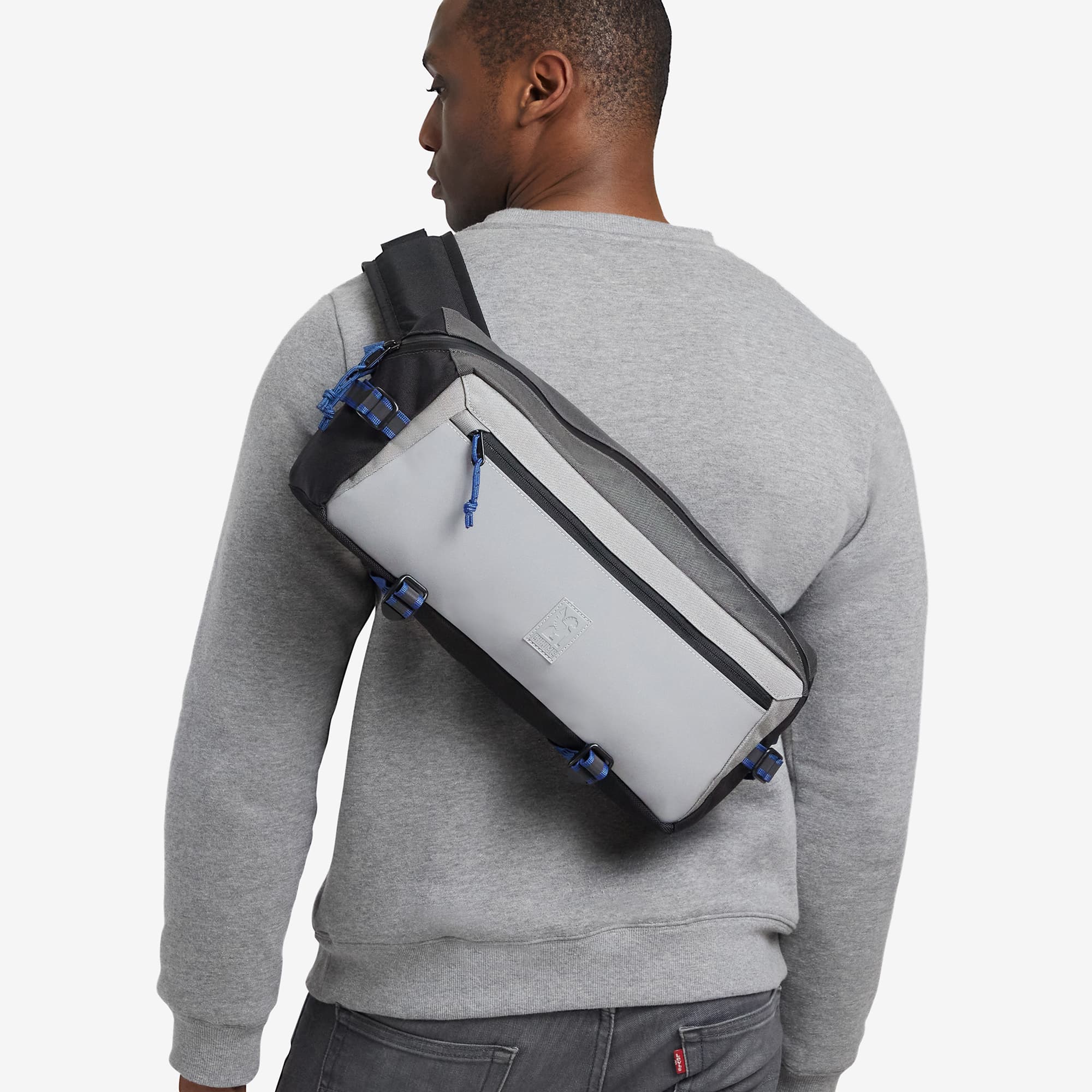 9L Kadet Sling in reflective grey worn by a man #color_fog