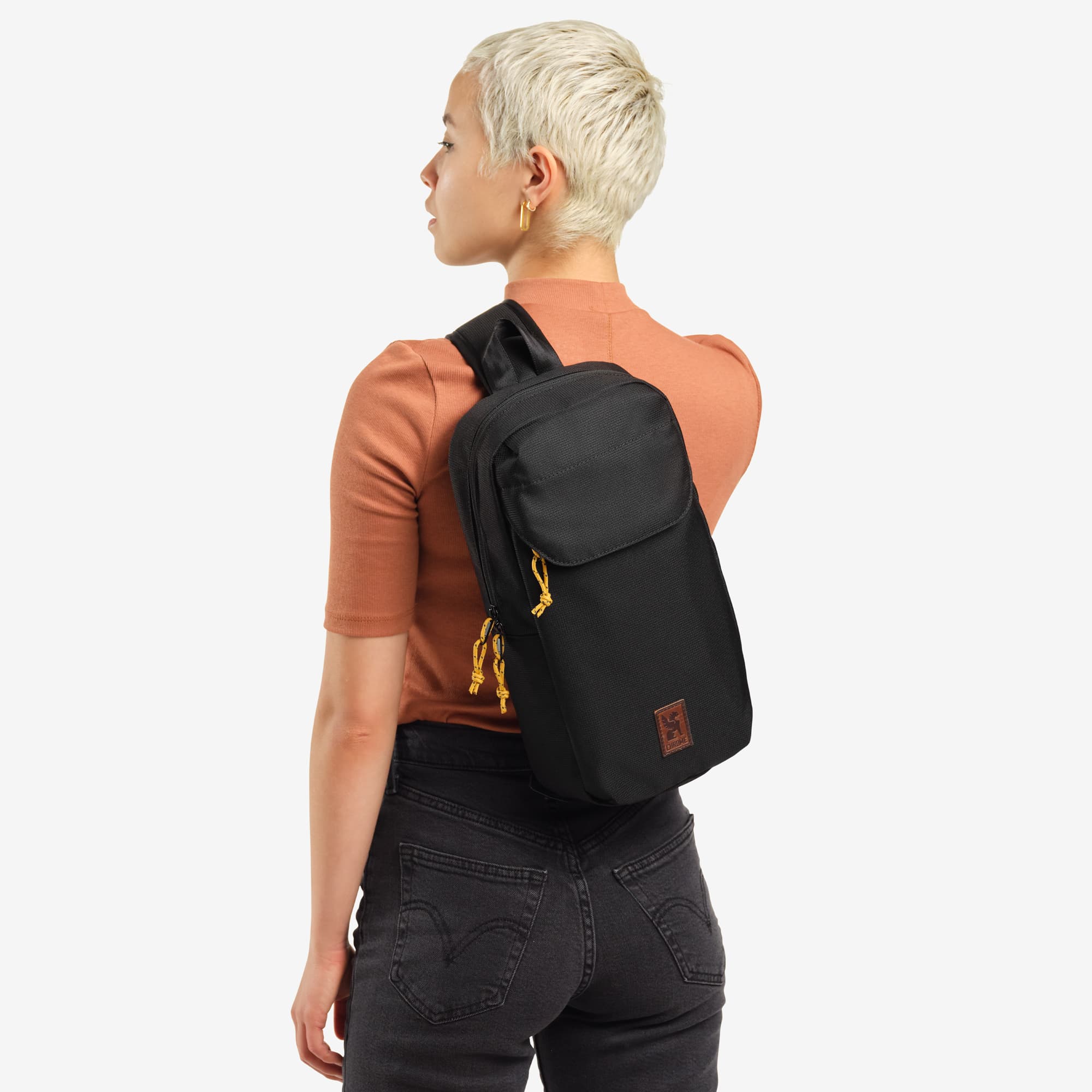 Ruckas Sling in black woman wearing the bag #color_black