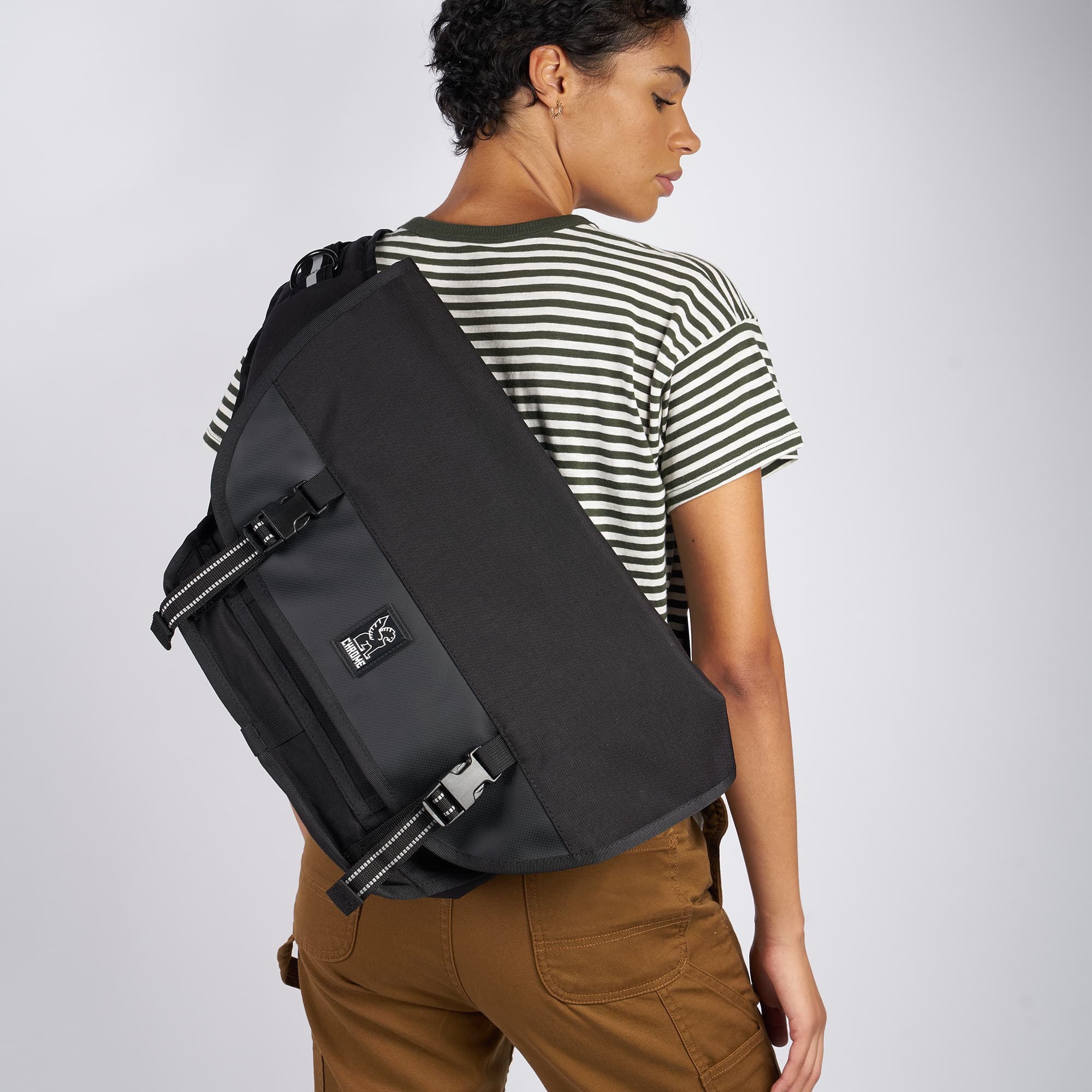 Mini Metro Messenger in black worn by a woman